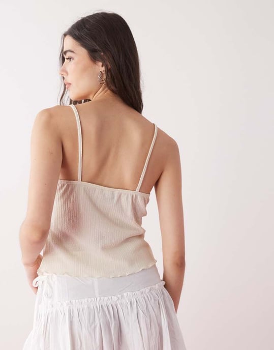 Återvunnen vintage ruggad front cami med rynkad bystdetalj i vitt - Image 4