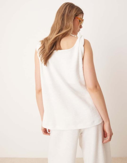 ASOS DESIGN twist strap fyrkantig hals trapeze topp i vit boucle - Image 2