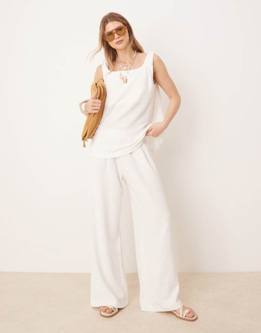 ASOS DESIGN twist strap fyrkantig hals trapeze topp i vit boucle - Image 4