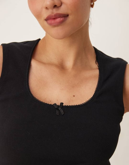 Gina Tricot broderad kant bomullsväst i svart - Image 4