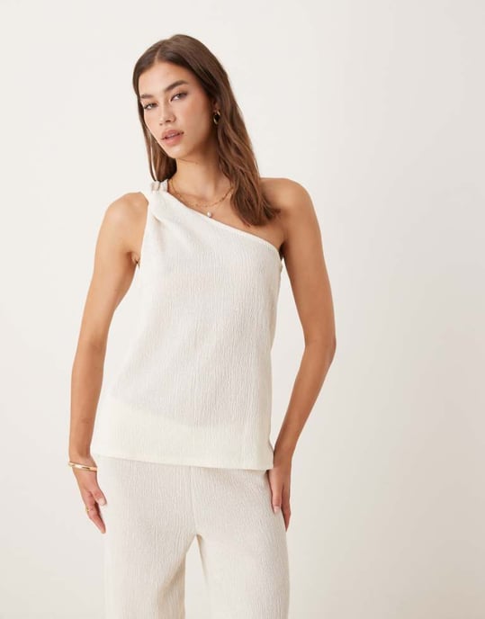 ASOS DESIGN texturerad krinklig knytaxel topp koord i grädde - Image 1