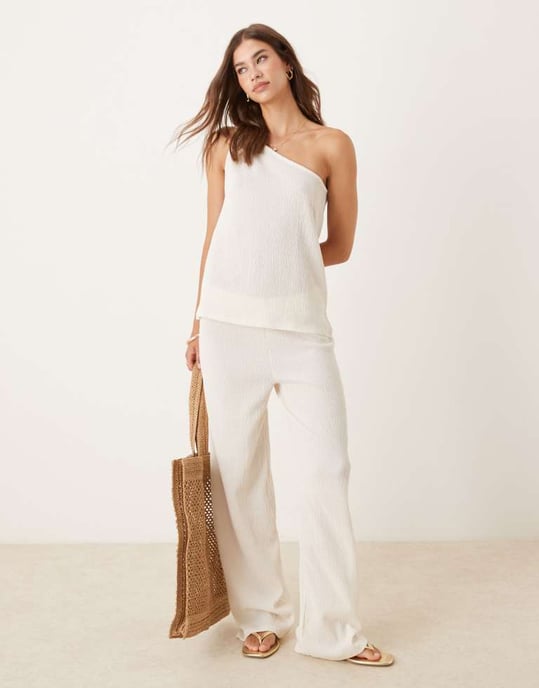 ASOS DESIGN texturerad krinklig knytaxel topp koord i grädde - Image 2