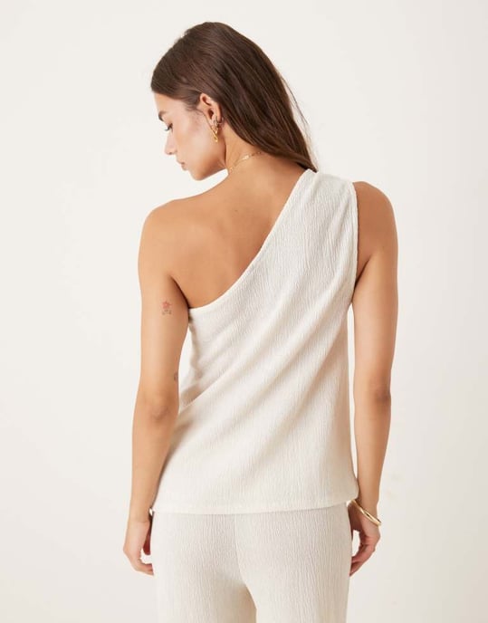 ASOS DESIGN texturerad krinklig knytaxel topp koord i grädde - Image 3