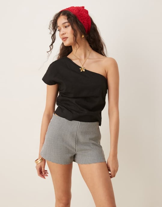 Abercrombie & Fitch mid rise skräddarsydda shorts i svart rutigt - Image 1