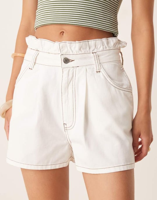 ASOS DESIGN hög midja plisserad denimshorts med papperpåse midja - Image 2