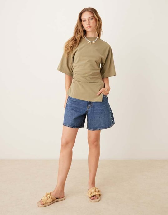 Abercrombie & Fitch Curve Love hög midja lösa denimshorts med nitar och fransad kant i mörk tvätt - Image 2