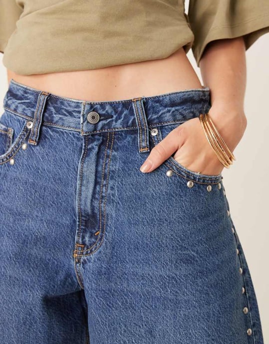 Abercrombie & Fitch Curve Love hög midja lösa denimshorts med nitar och fransad kant i mörk tvätt - Image 3