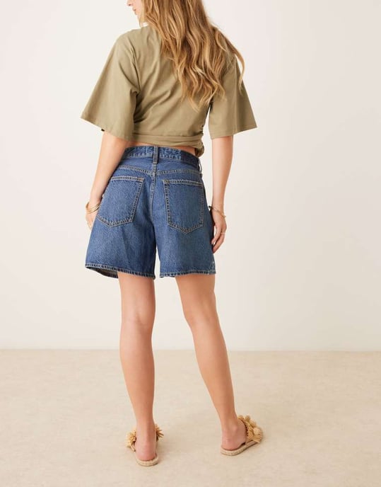 Abercrombie & Fitch Curve Love hög midja lösa denimshorts med nitar och fransad kant i mörk tvätt - Image 4