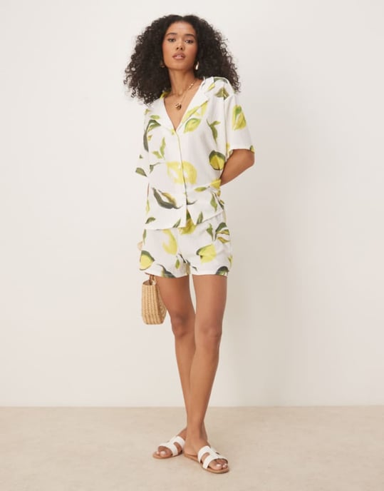 ASOS DESIGN shorts-set i citronsmönster - Image 1