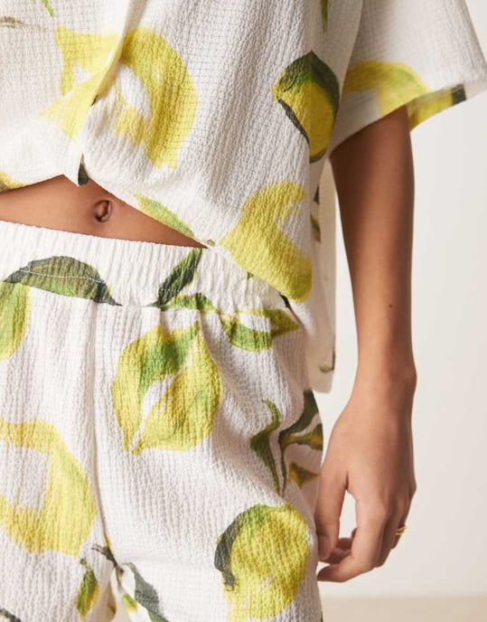 ASOS DESIGN shorts-set i citronsmönster - Image 2