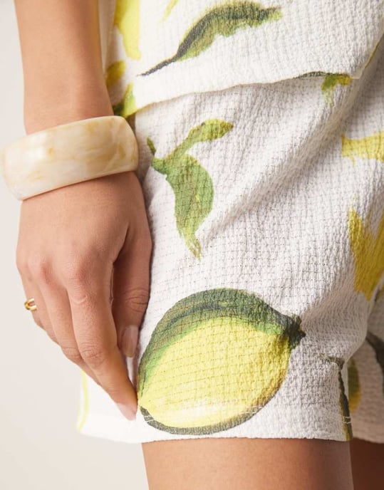 ASOS DESIGN shorts-set i citronsmönster - Image 4