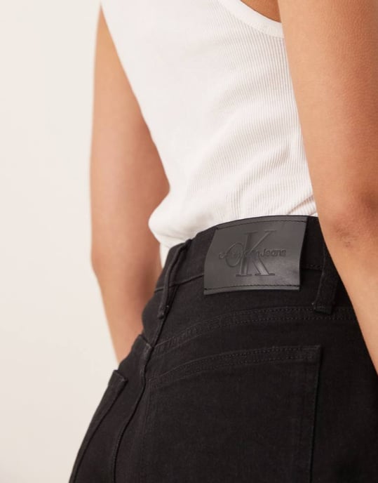 Calvin Klein Jeans råkantade momshorts i svart tvätt - Image 2