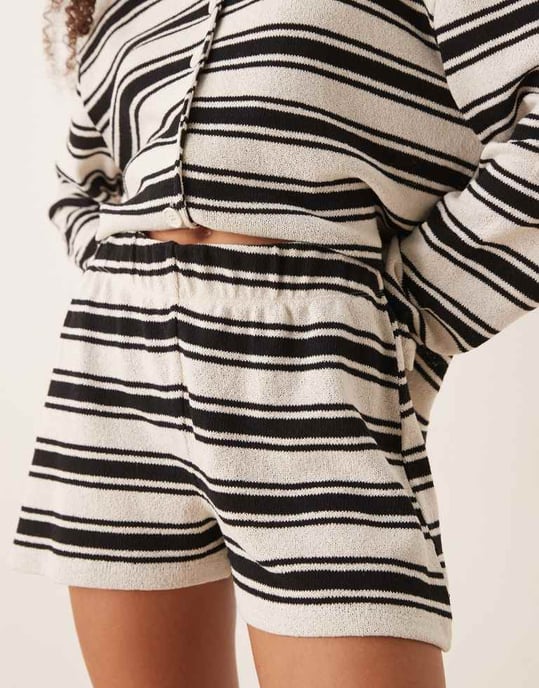 ASOS DESIGN texturerad randig mini short co-ord i svart och vitt - Image 2