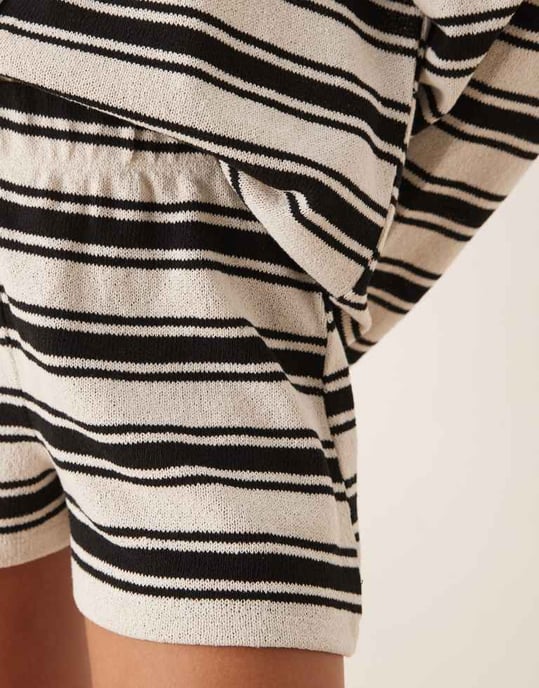 ASOS DESIGN texturerad randig mini short co-ord i svart och vitt - Image 4