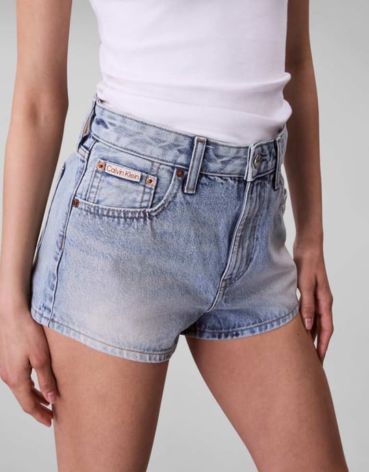 Calvin Klein Jeans denimshorts i ljus tvätt - Image 1