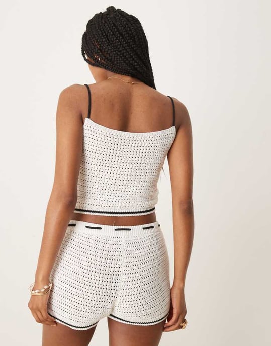 ASOS DESIGN samordnad virkad shorts med kontrasterande knyt i ecru - Image 3