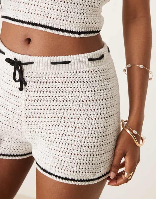 ASOS DESIGN samordnad virkad shorts med kontrasterande knyt i ecru - Image 4