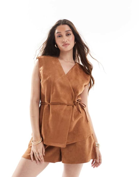 Objekt fuskmocka shorts med resår i kamelbeige - Image 1