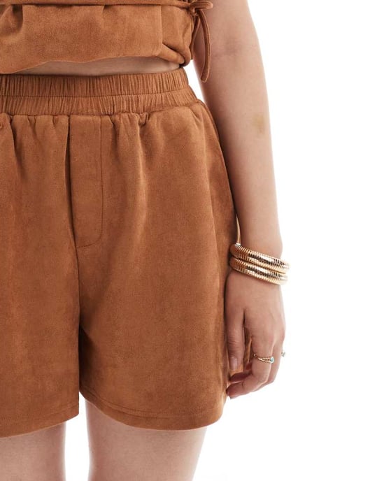Objekt fuskmocka shorts med resår i kamelbeige - Image 2