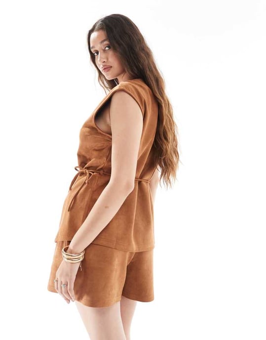 Objekt fuskmocka shorts med resår i kamelbeige - Image 3