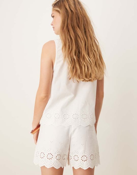 Vila skuren broderad poplin kort set i vitt - Image 3