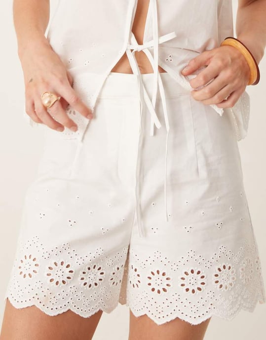 Vila skuren broderad poplin kort set i vitt - Image 4