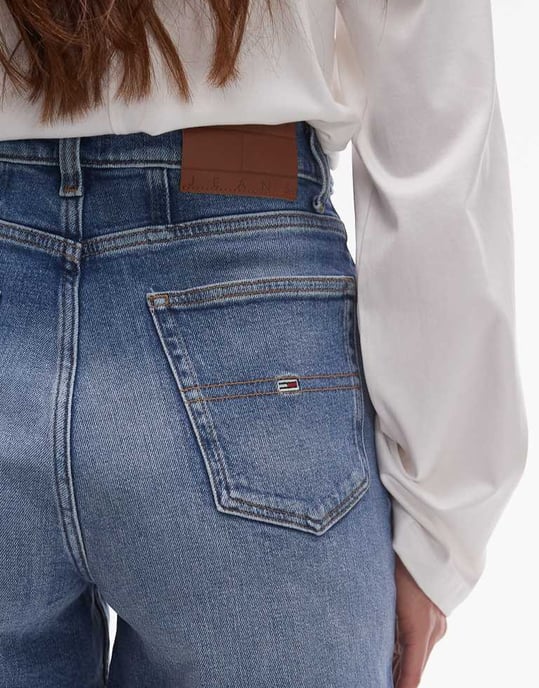 Tommy Jeans mom denim shorts i medtvätt - Image 2
