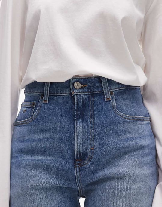 Tommy Jeans mom denim shorts i medtvätt - Image 3