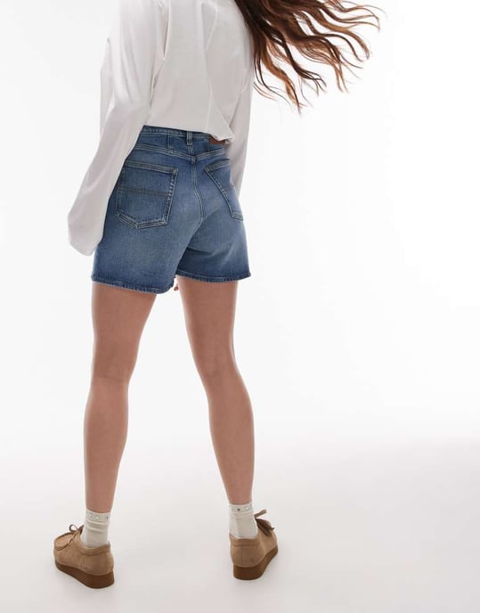Tommy Jeans mom denim shorts i medtvätt - Image 4
