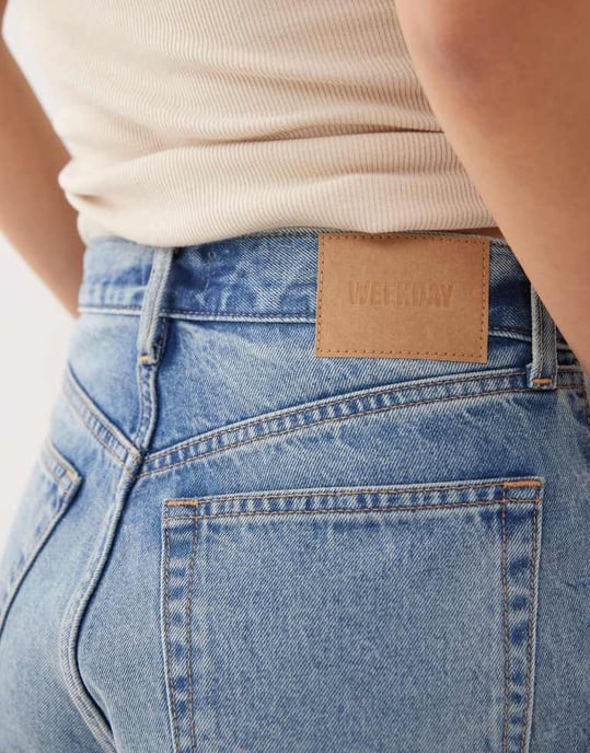 Weekday Maia mikro denimshorts i blåtvätt - Image 2