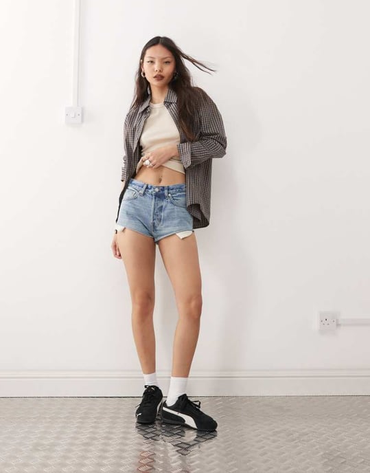 Weekday Maia mikro denimshorts i blåtvätt - Image 4