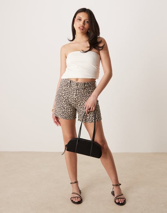 Abercrombie & Fitch hög midja pappa denim shorts i leopardmönster - Image 2