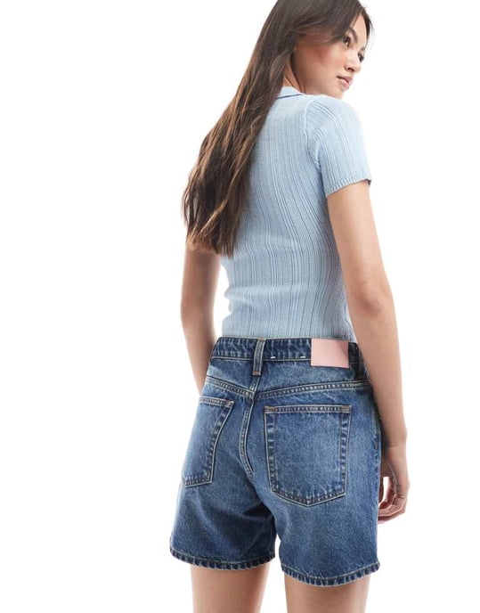 Monki Aimo avslappnade denimshorts i medelblå tvätt - Image 2