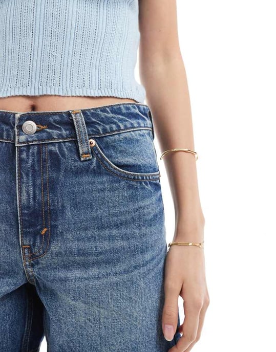 Monki Aimo avslappnade denimshorts i medelblå tvätt - Image 4