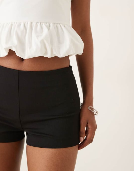 Abercrombie & Fitch midjehöga skräddarsydda shorts i svart - Image 3