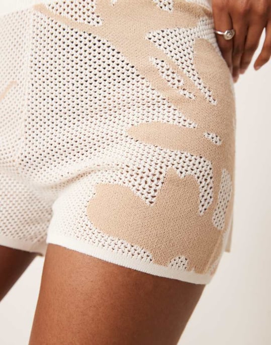 ASOS DESIGN blommig meshstickad draperad kort co-ord i vitt - Image 3