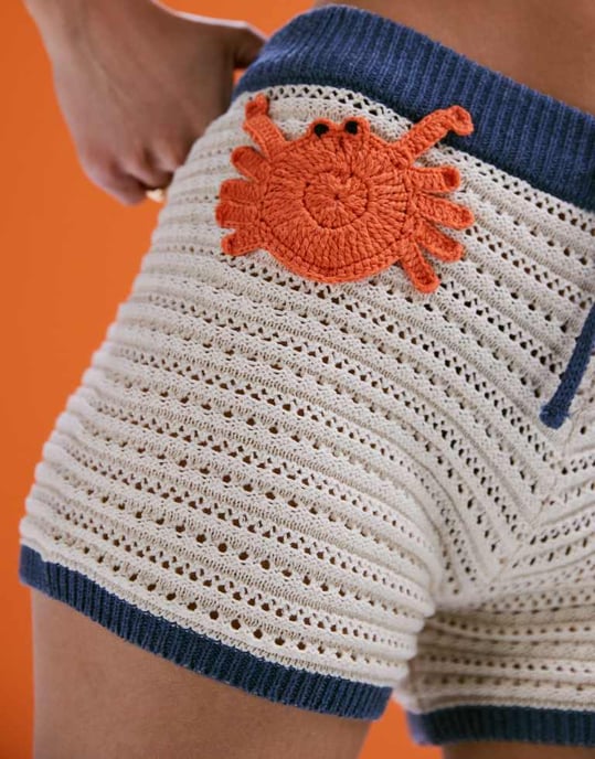 ASOS DESIGN mockcrochetbukser med applikationskrabba co-ord - Image 4