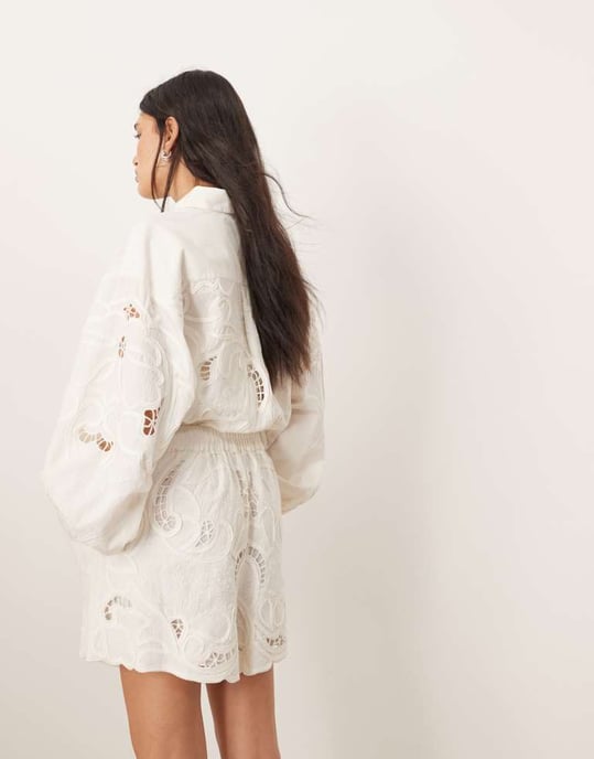 ARRANGE bomulls speglade blommönstrade broderade cutwork shorts co-ord i vitt - Image 2