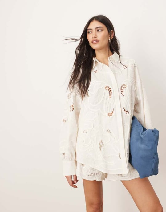 ARRANGE bomulls speglade blommönstrade broderade cutwork shorts co-ord i vitt - Image 3