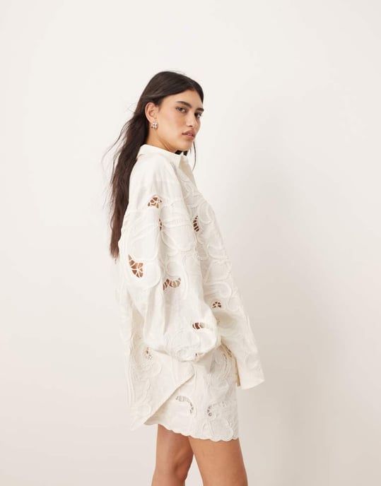 ARRANGE bomulls speglade blommönstrade broderade cutwork shorts co-ord i vitt - Image 4
