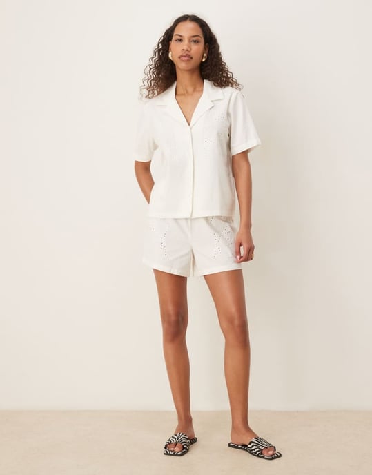JDY avslappnade shorts med resår i vit broderie co-ord - Image 2