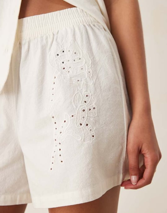 JDY avslappnade shorts med resår i vit broderie co-ord - Image 4