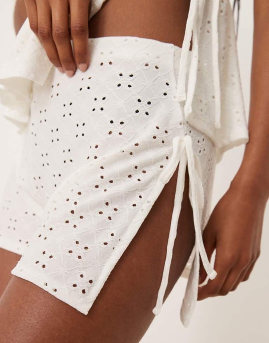 ASOS DESIGN broderad shortsdress med knytband i vitt - Image 2