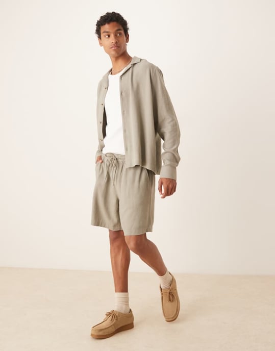 ASOS DESIGN koord baggy fit linneblandning kortbyxor i khaki - Image 1