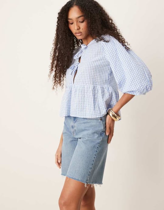 Abercrombie & Fitch klassiska mid-rise bermudashorts med fransad fåll i mellanmörk blå - Image 1