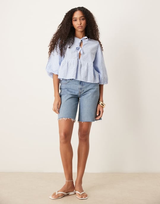 Abercrombie & Fitch klassiska mid-rise bermudashorts med fransad fåll i mellanmörk blå - Image 2