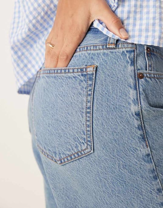 Abercrombie & Fitch klassiska mid-rise bermudashorts med fransad fåll i mellanmörk blå - Image 3