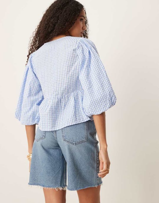 Abercrombie & Fitch klassiska mid-rise bermudashorts med fransad fåll i mellanmörk blå - Image 4