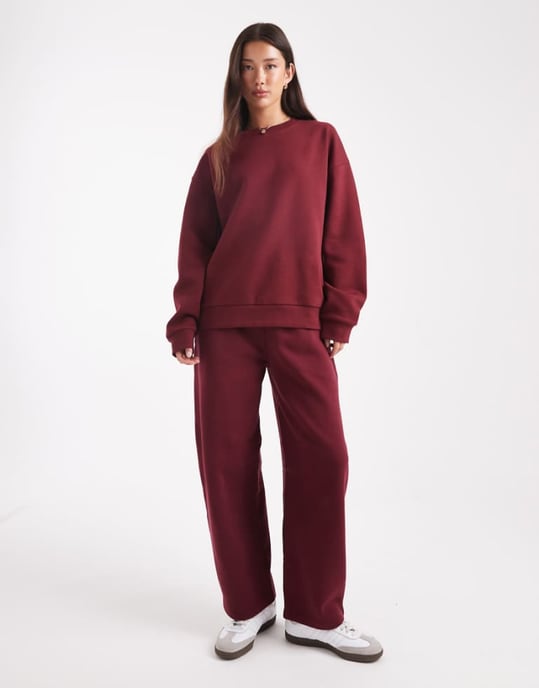 ASOS DESIGN borstad barrel leg borstad jogger i bordeaux - Image 1