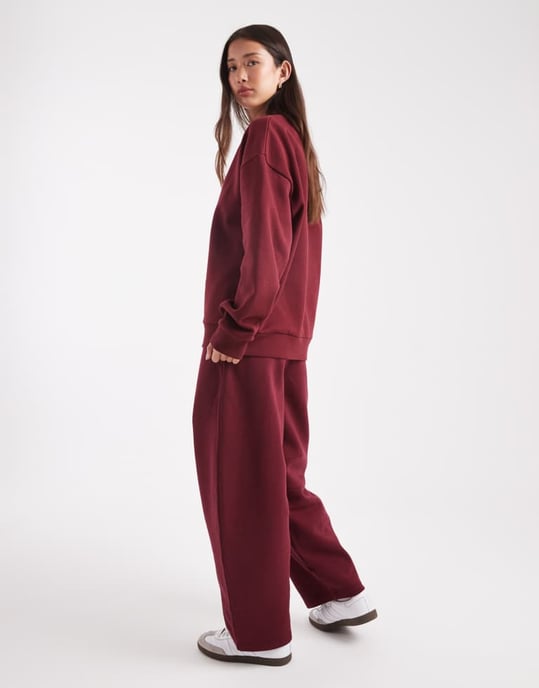 ASOS DESIGN borstad barrel leg borstad jogger i bordeaux - Image 2